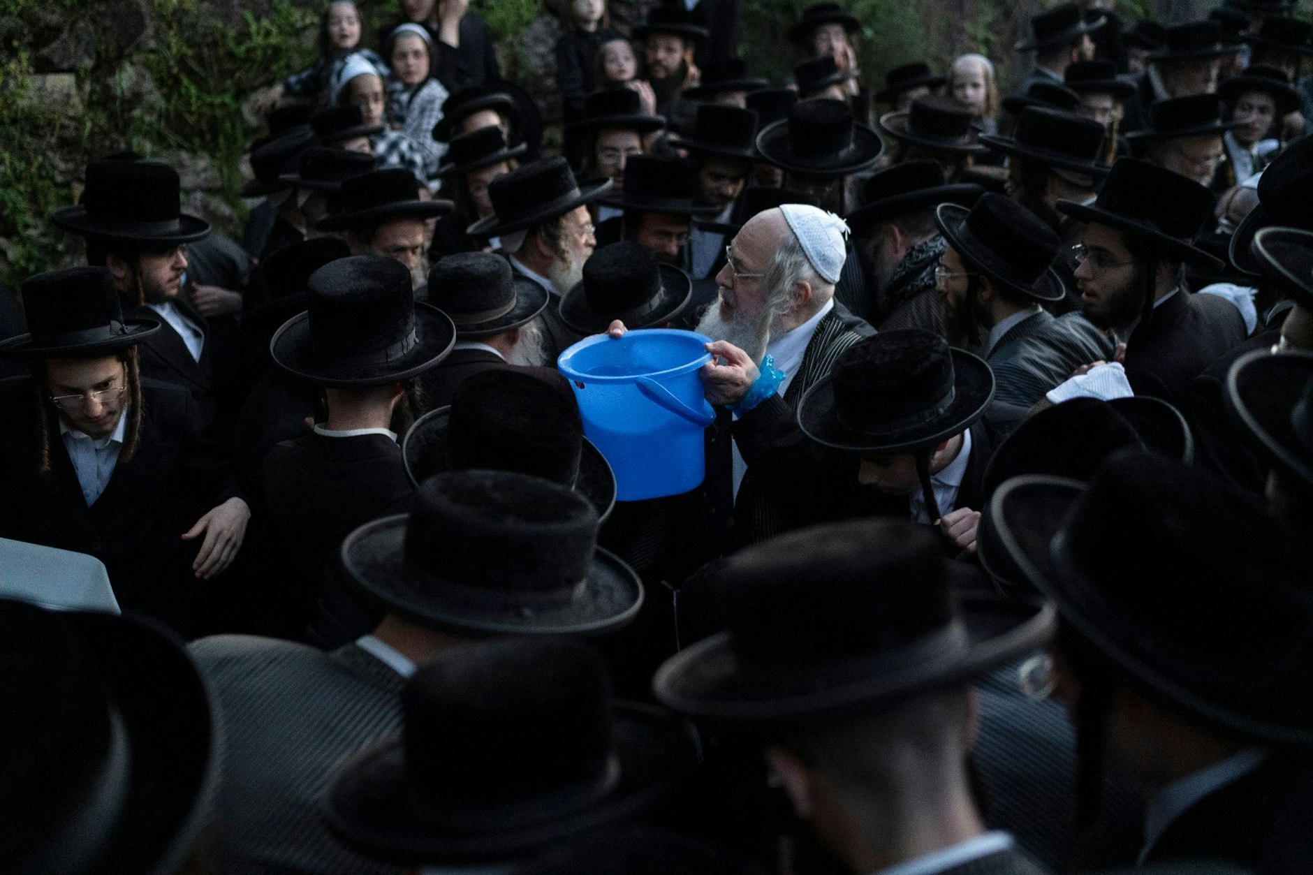 Ultraorthodoxe jüdische Männer sammeln Wasser aus einer Quelle, um ein traditionelles ungesäuertes Brot für das Pessach-Fest an einer Bergquelle in den Außenbezirken von Jerusalem zu backen.