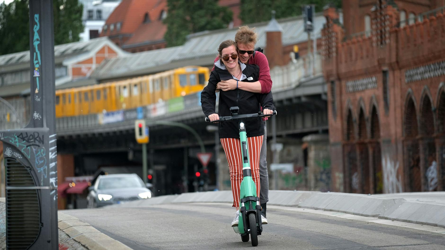 E-Roller sind in Berlin inzwischen ein beliebtes Verkehrsmittel. In die Fahrzeuge der BVG darf man damit aber nicht mehr.