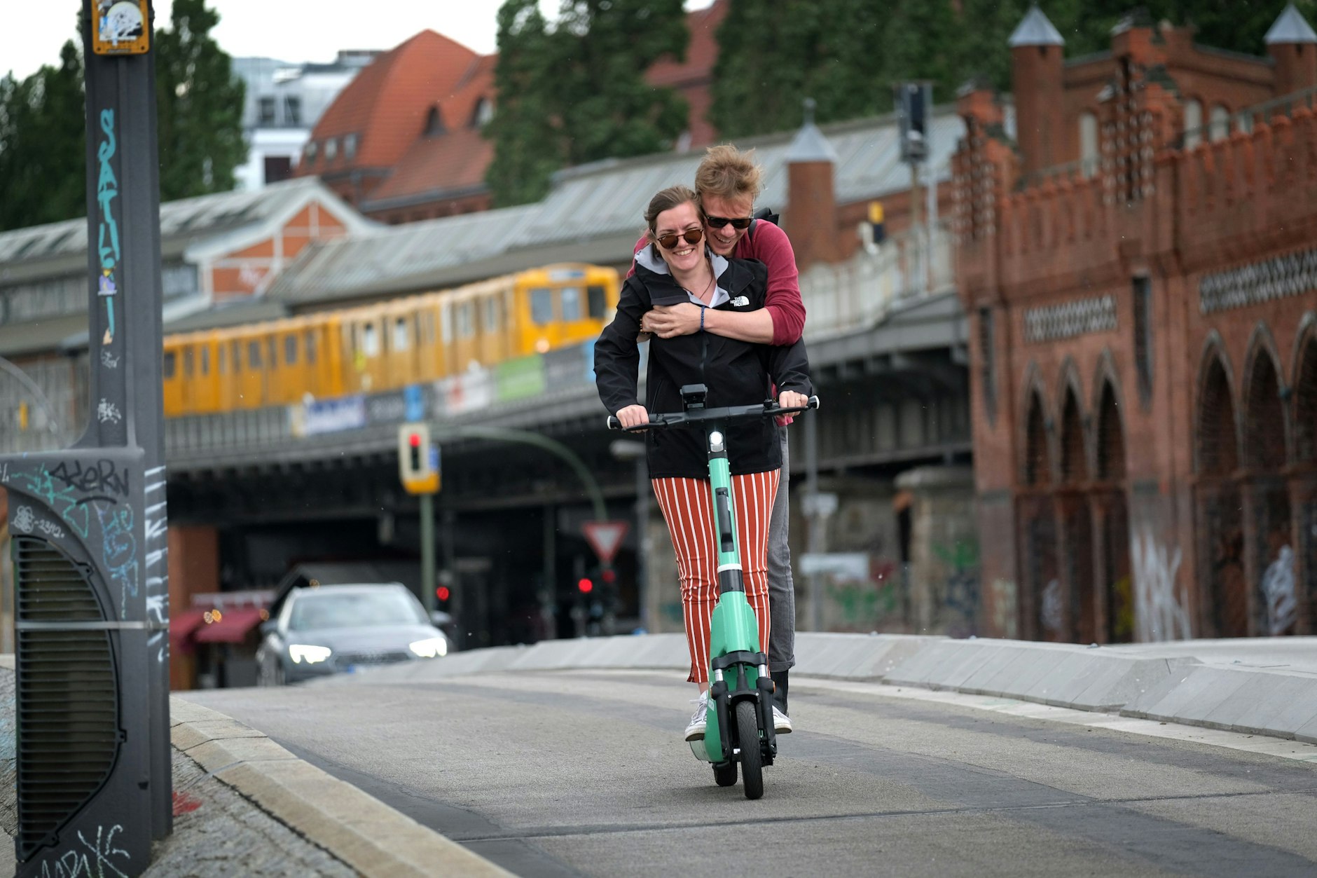 Zu zweit auf einem E-Roller? Eigentlich verboten, aber viele Nutzer halten sich in Belrin nicht an Verkehrsregeln.