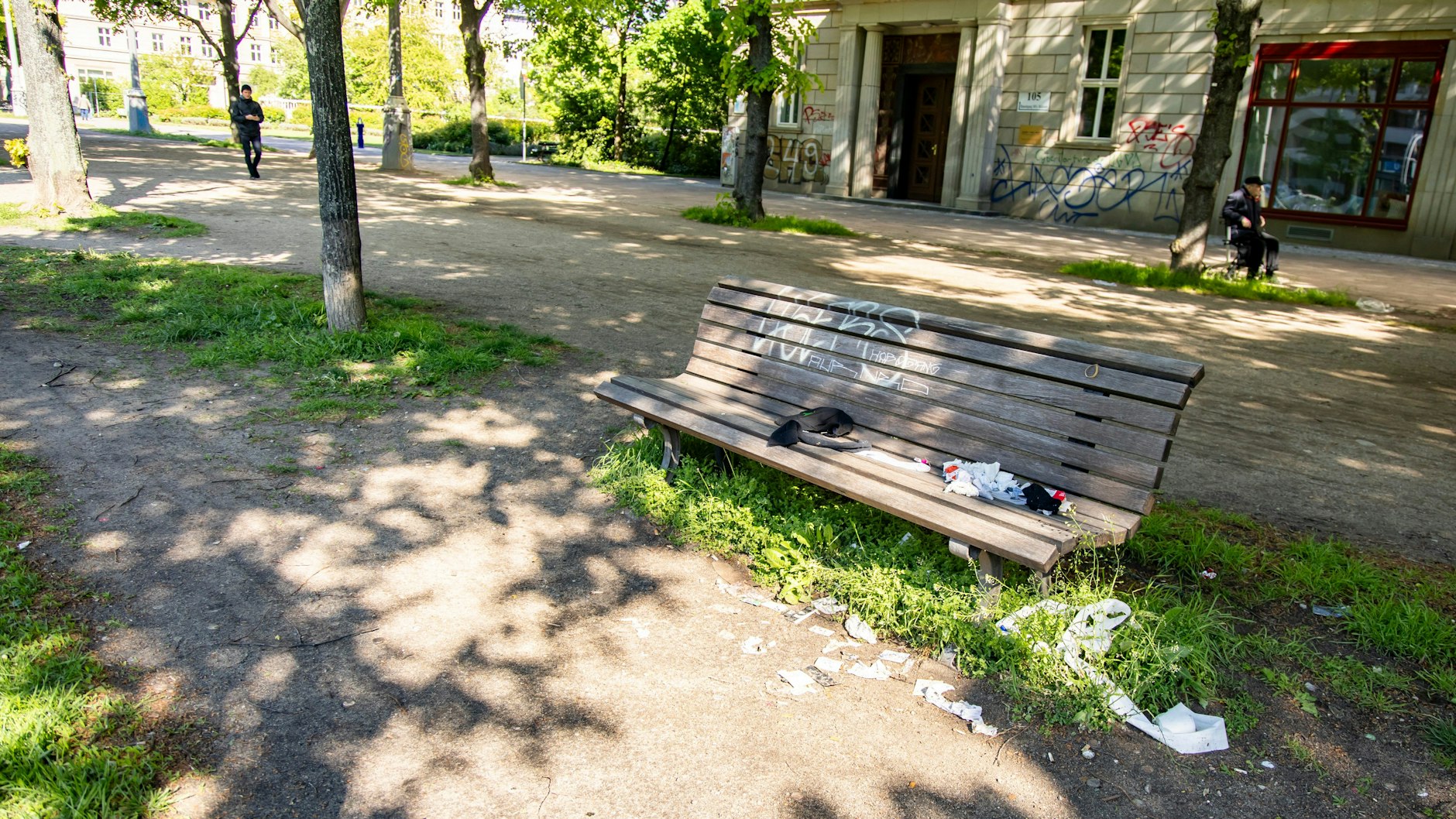 Vermüllte Bank in der Frankfurter Allee. Weit und breit ist kein Mülleimer zu sehen. Sie wurden abmontiert.&nbsp;