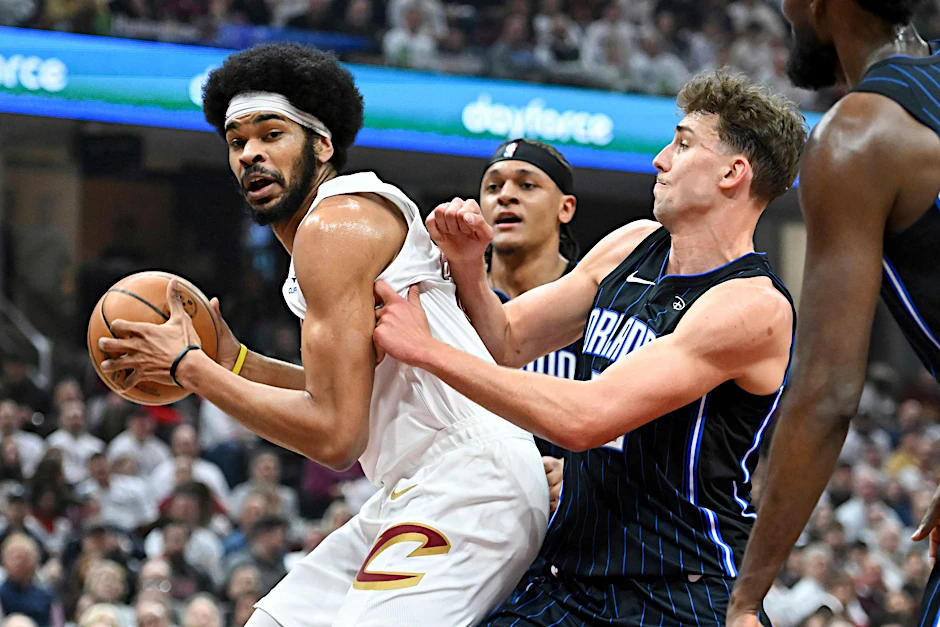 Orlandos Franz Wagner (r) verteidigt gegen Clevelands Jarrett Allen.  