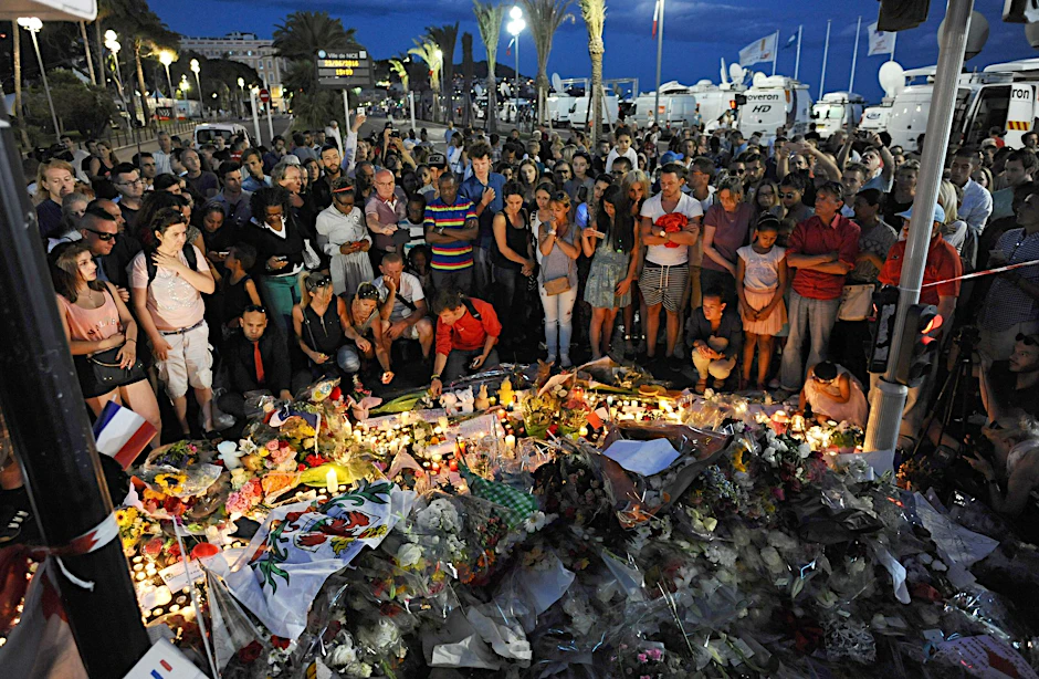 ARCHIV - Menschen haben Blumen und Kerzen nach dem Anschlag an der Promenade des Anglais niedergelegt, bei der der Attentäter mit einem LKW in die Menschenmenge gafahren war.  