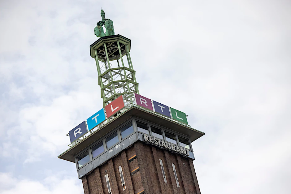 Ein Schwächeanfall hinter der Kamera hat in der Live-Sendung „Punkt 6“ am Dienstag für einen Schockmoment gesorgt.&nbsp;