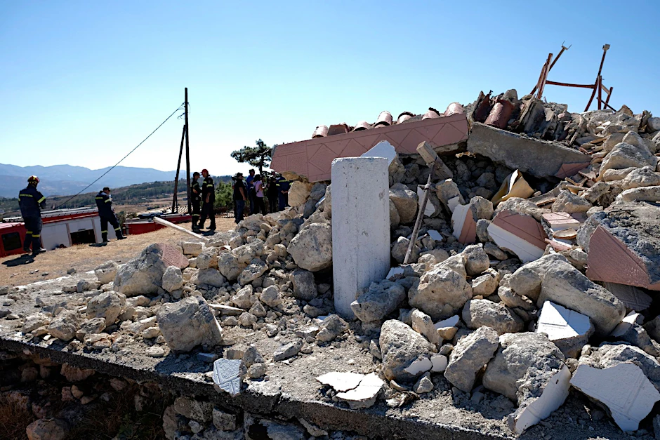 ARCHIV - Eine zerstörte griechisch-orthodoxe Kirche nach dem Erdbeben im September 2021 im Süden der Insel Kreta.  