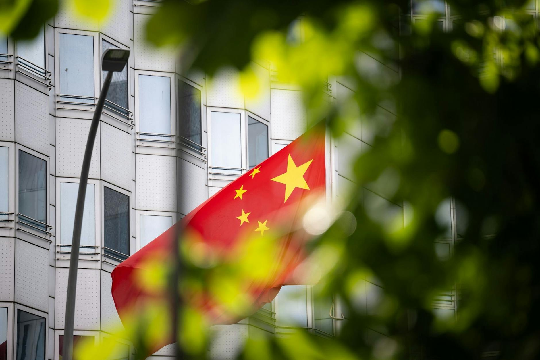 Eine chinesische Flagge weht vor der Botschaft von China in Berlin. Der Agenten-Krimi sorgt für reichlich Stress hinter verschlossenen Türen.