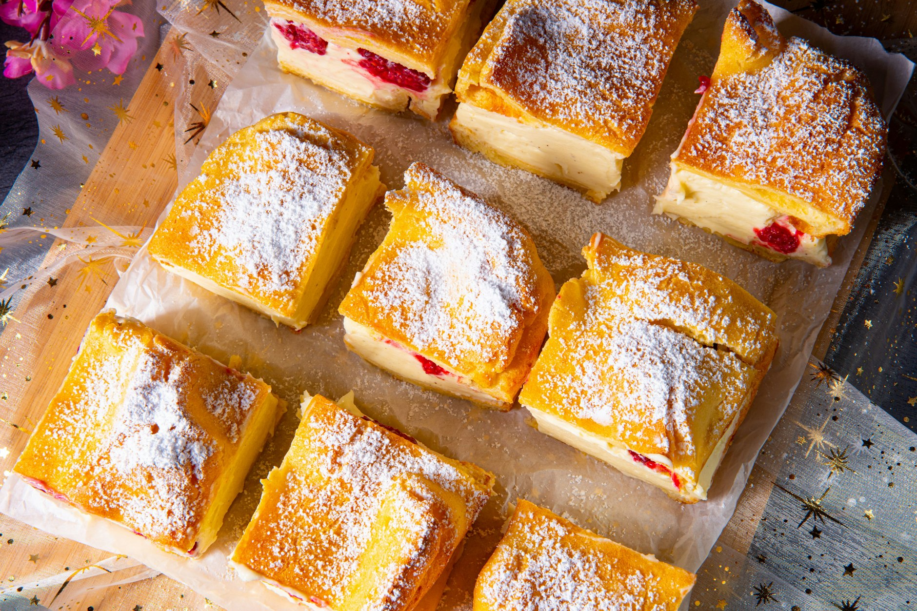 Karpatka können Sie mit allen möglichen Beeren füllen - Himbeeren, Erdbeeren oder Blaubeeren. Dieses Rezept setzt auf Erdbeeren.