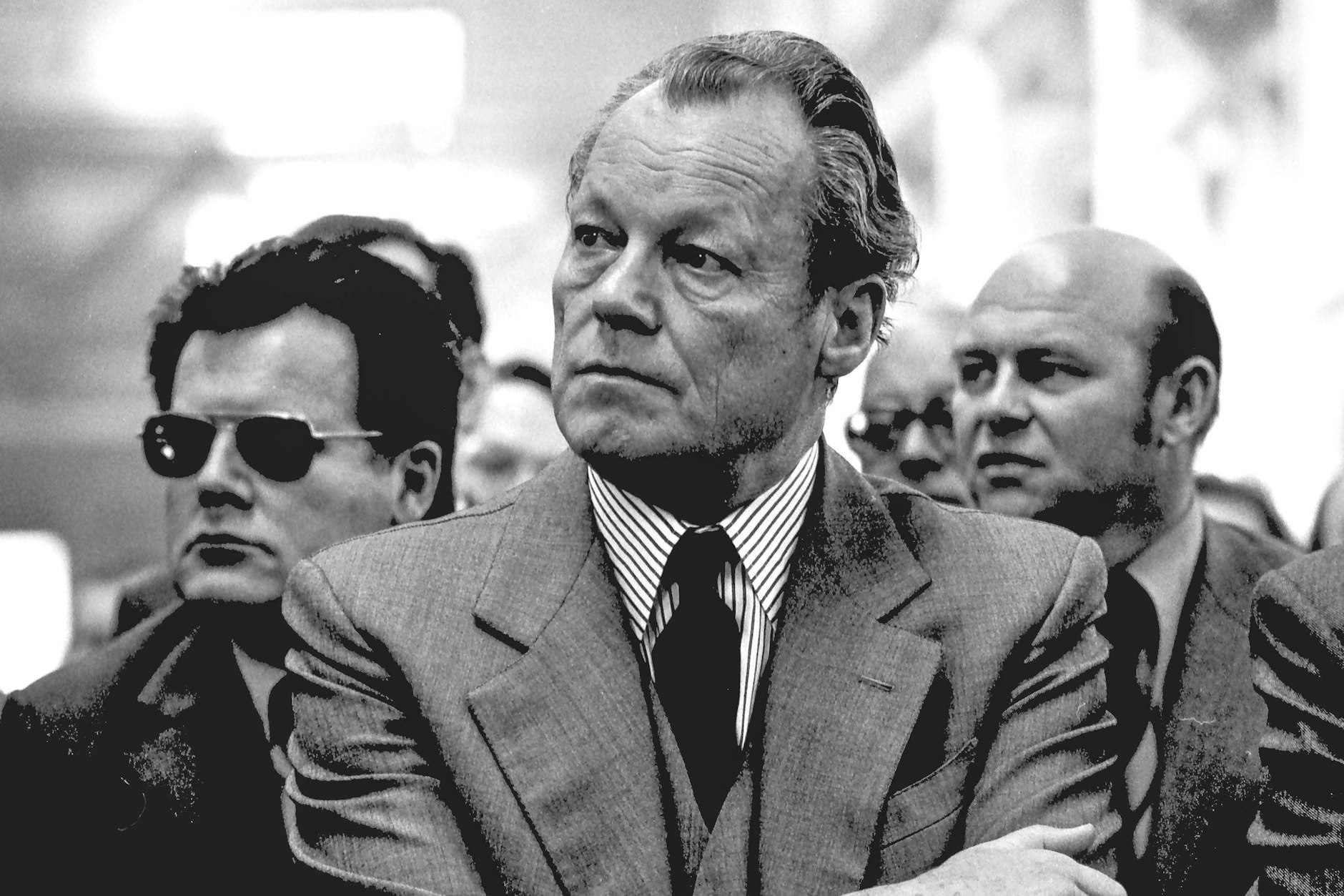 Die Stasi war ganz dicht am Bundeskanzler dran. Spion Günter Guillaume (l.) steht bei einer Veranstaltung im April 1974 in Helmstedt hinter Kanzler Willy Brandt.