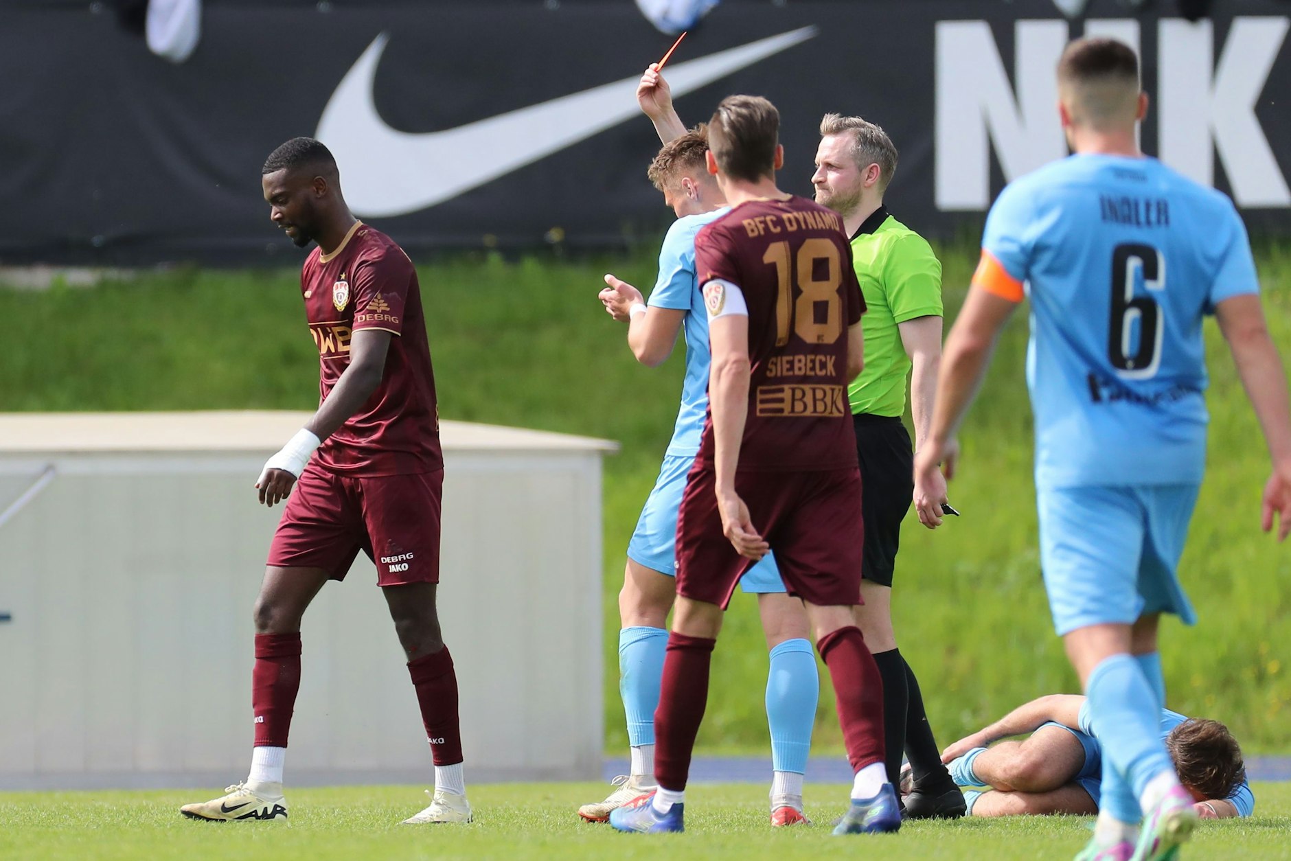 McMoordy Hüther (l.) vom BFC Dynamo verlässt nach der Roten Karte bei Viktoria geknickt das Spielfeld.