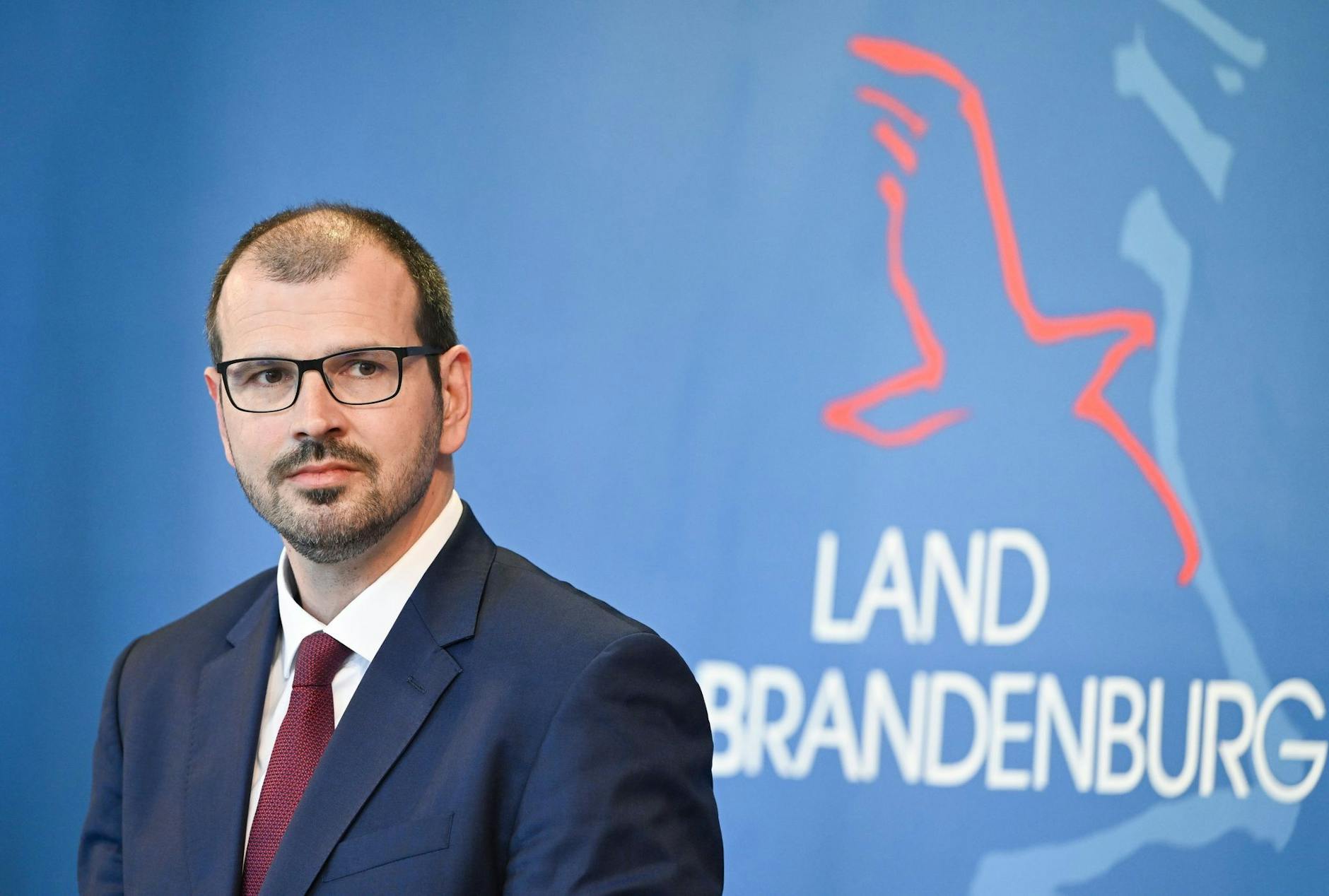 ARCHIV - Steffen Freiberg (SPD), Brandenburgs Bildungsminister, stellt nach der Kabinettssitzung ein Bildungsprogramm vor.