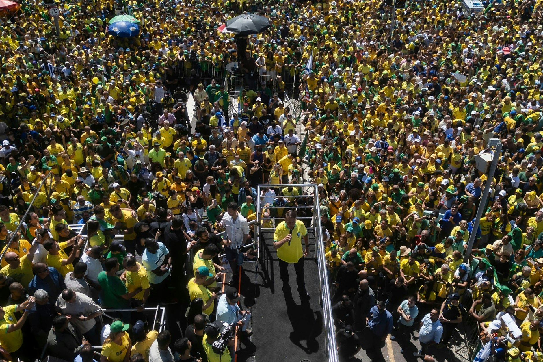 Brasiliens Ex-Präsident Jair Bolsonaro spricht während einer Demonstration für Meinungsfreiheit am Copacabana-Strand in Rio de Janeiro.