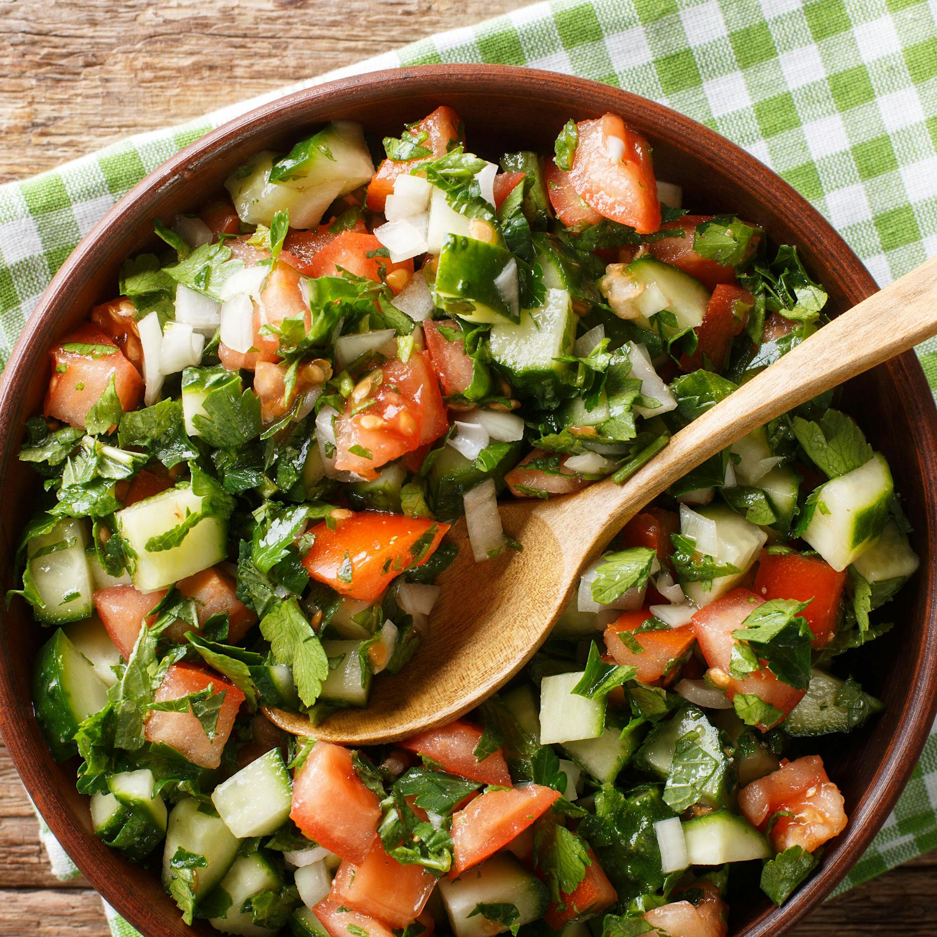Kennen Sie Shirazi? Dieses Rezept für Schlank-Salat ist so erfrischend!
