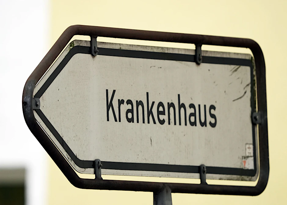 ARCHIV - Ein Schild weist den Weg zum Krankenhaus.  