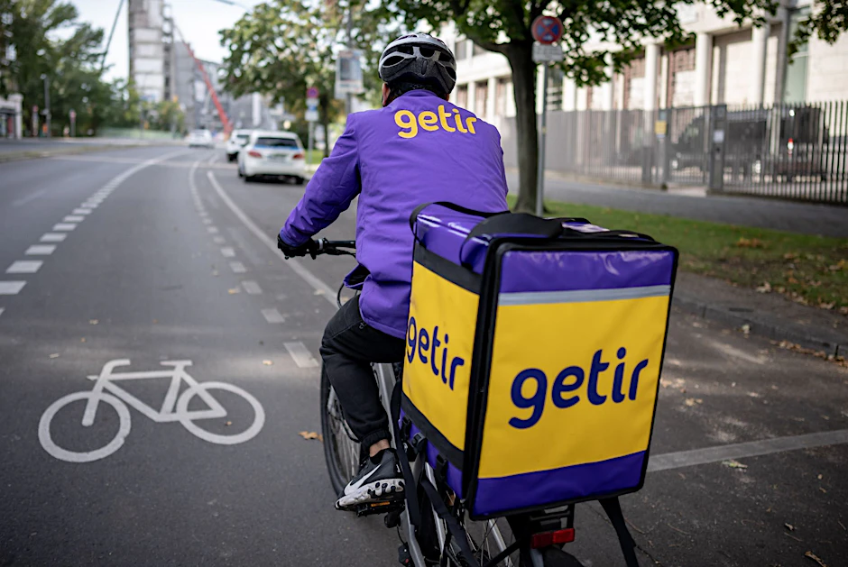 Ein Lieferfahrer des türkischen Lieferdienstes „Getir“ fährt auf einem Fahrrad durch Berlin.&nbsp;