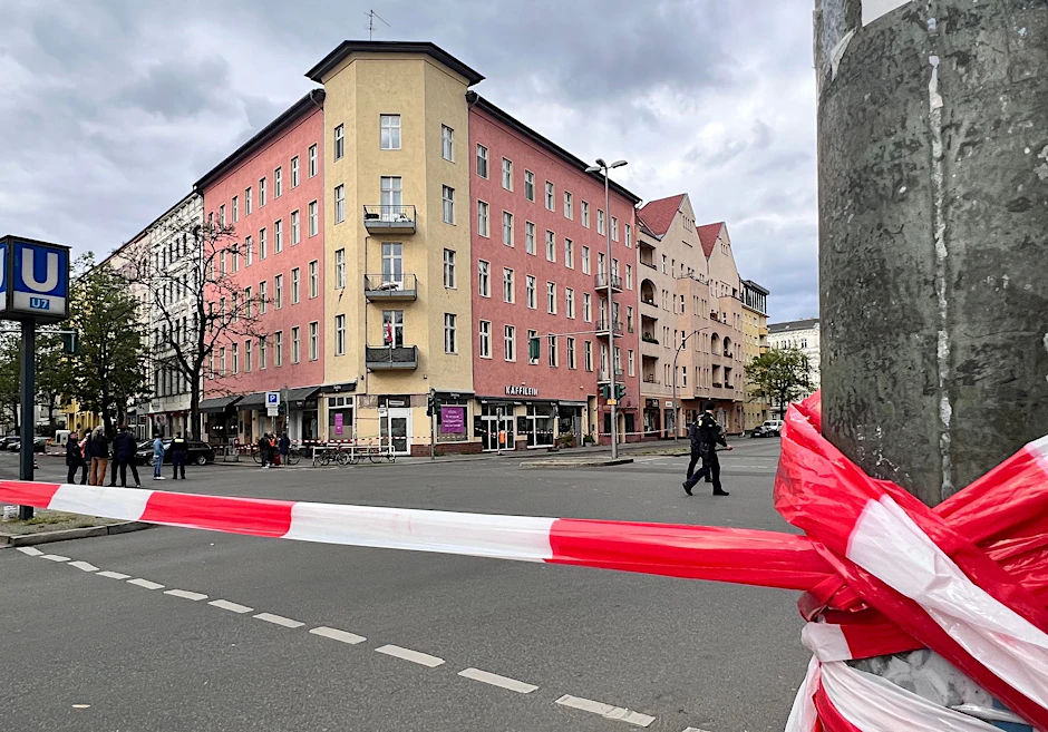 ARCHIV - In der Fassade eines Gebäudes in der Goltzstraße in Schöneberg sind starke Risse aufgetreten.  