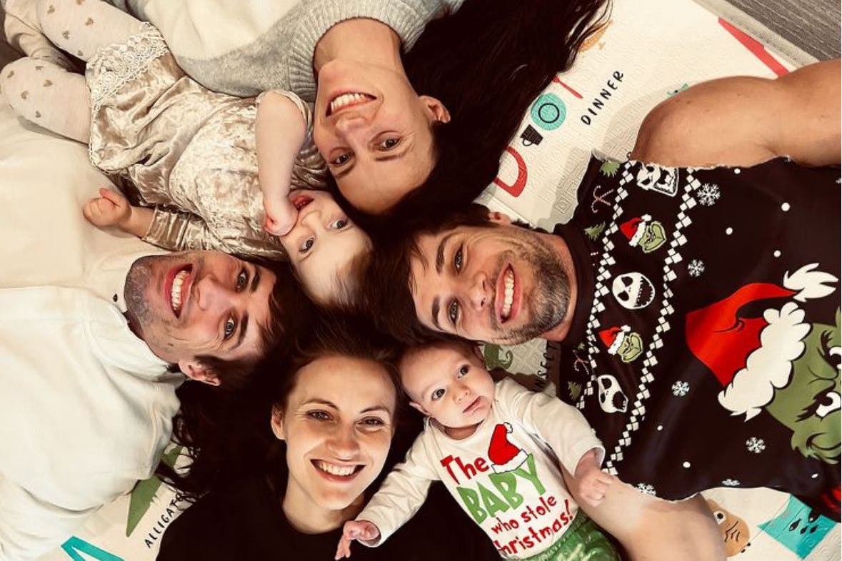 Kerissa und Venessa verliebten sich in Jacob und Lucas, heirateten und zogen Haus an Haus. Erst bekam Kerissa ein Baby, dann Vanessa. Die kleinen Mädchen, Sophie (21 Monate) und Adrian (7 Monate), sind nicht nur Cousinen, sondern genetisch Schwestern.