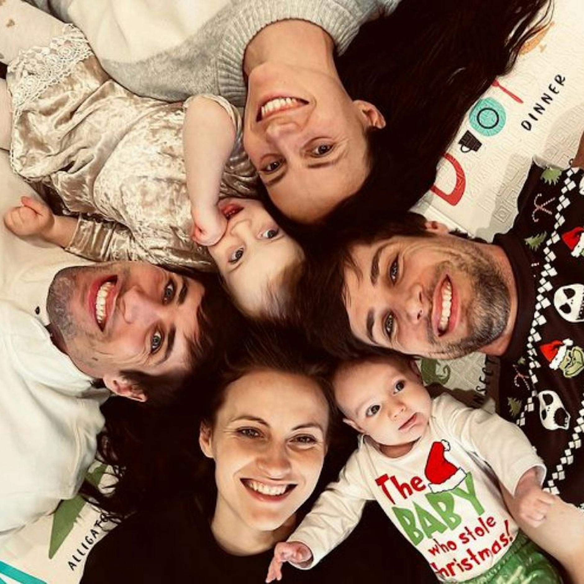 Zwillinge heiraten Zwillinge und bekommen Babys, die genetisch Geschwister sind