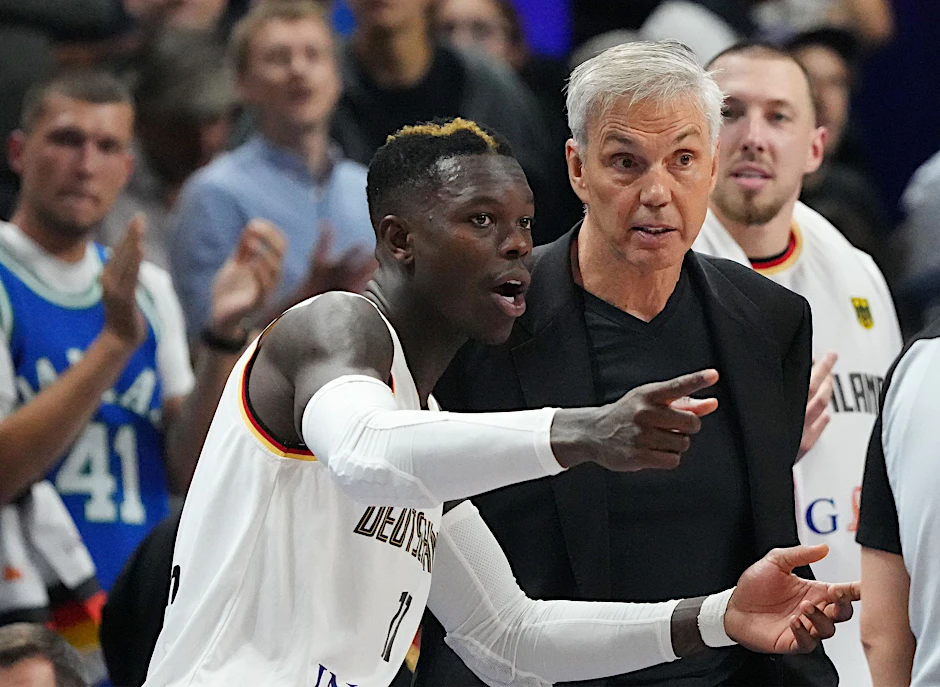 ARCHIV - Basketball-Star Dennis Schröder im Gespräch mit Bundestrainer Gordon Herbert.  