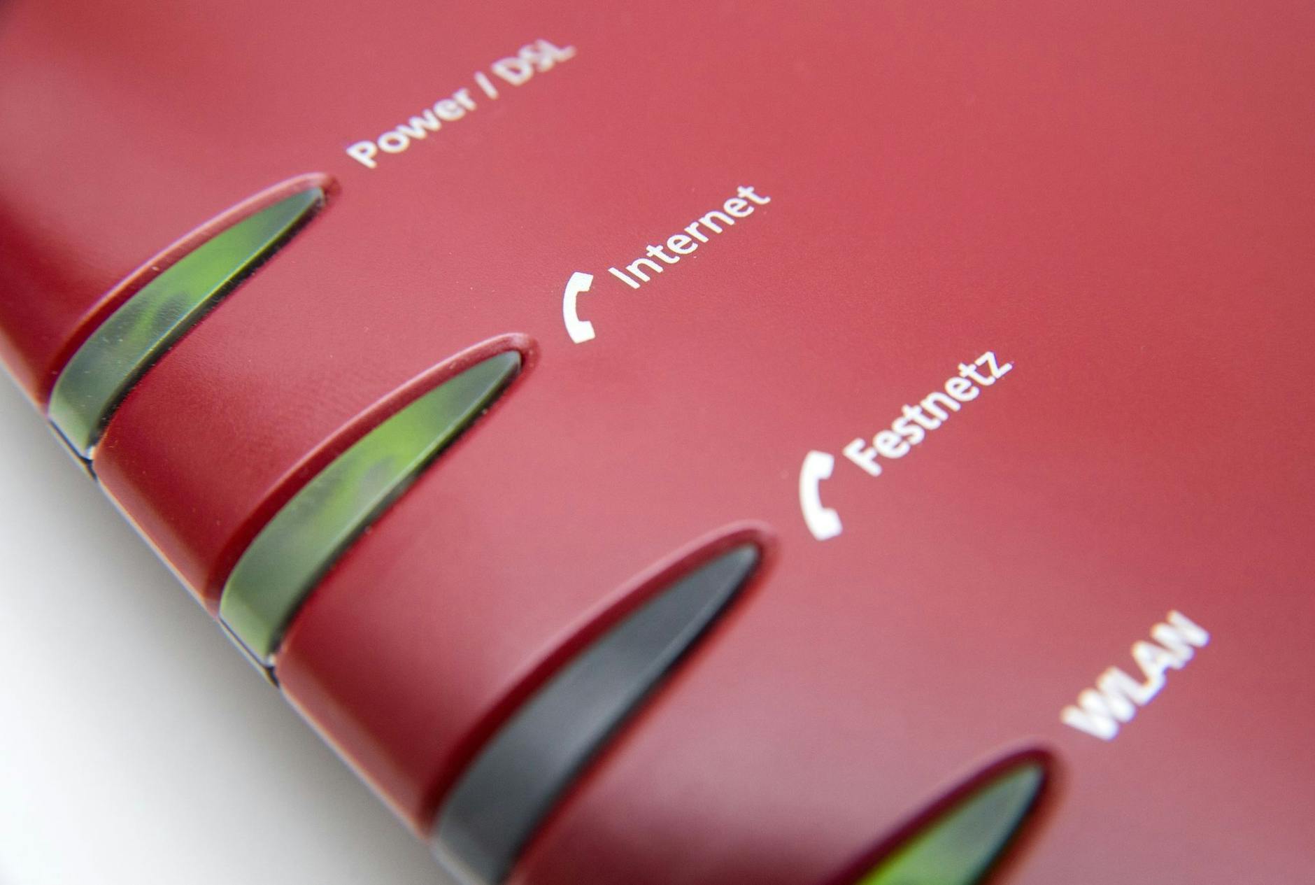 ARCHIV - Lichter leuchten an einem Internet-Router. olbild