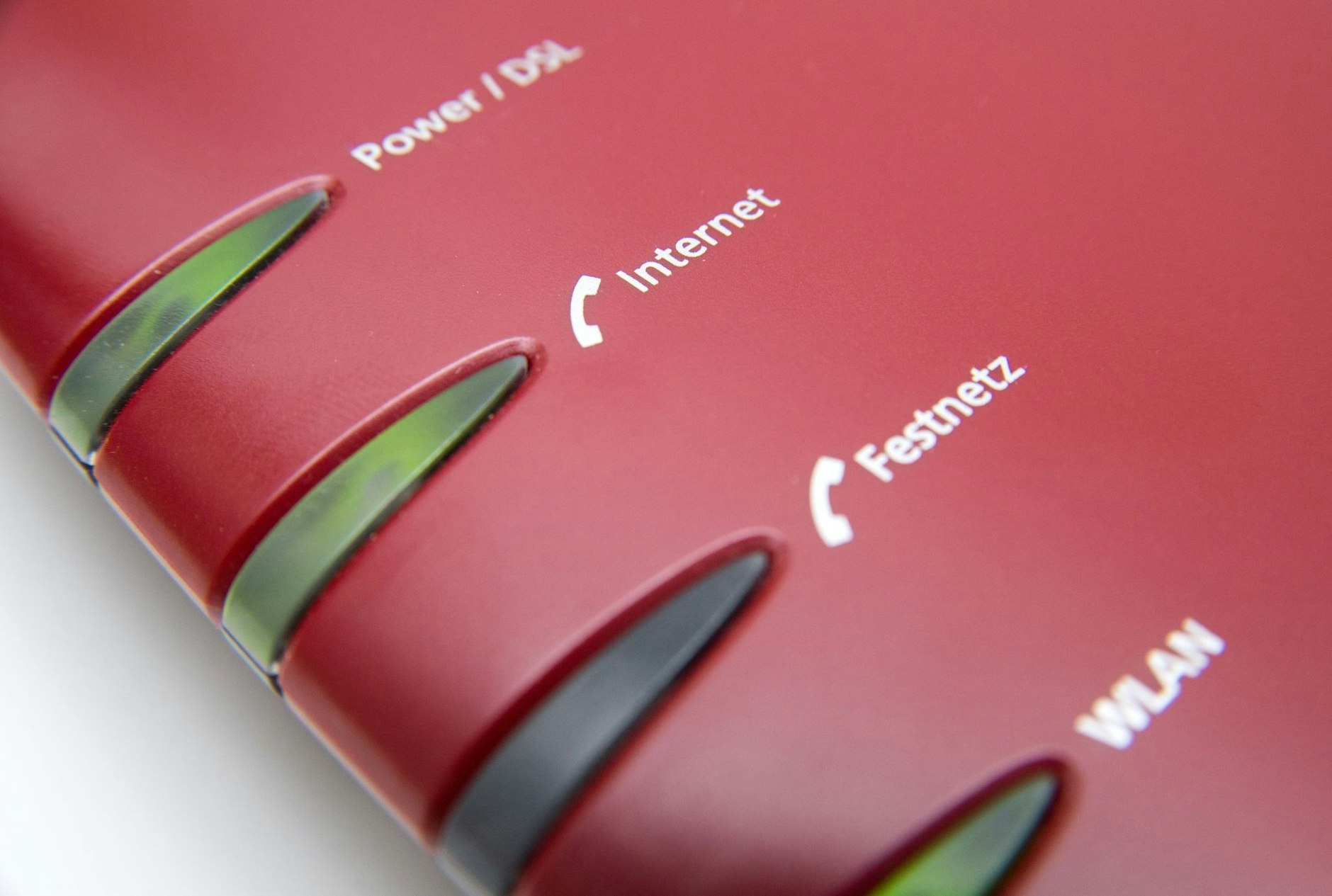 ARCHIV - Lichter leuchten an einem Internet-Router.  olbild