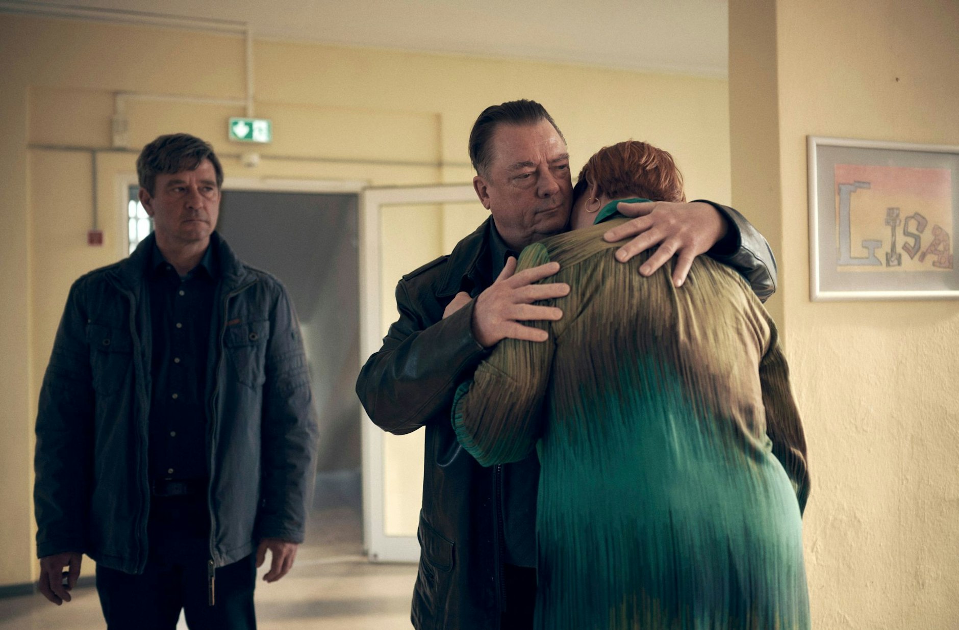 ARD/MDR POLIZEIRUF 110: DER DICKE LIEBT, am Sonntag (21.04.24) um 20:15 Uhr im ERSTEN.
Henry Koitzsch (Peter Kurth) und Michael Lehmann (Peter Schneider) treffen während der Ermittlungen in der Schule auf Monika Hollig (Susanne Böwe)
© am, honorarfrei - Verwendung gemäß der AGB im engen inhaltlichen, redaktionellen Zusammenhang mit genannter MDR-Sendung bei Nennung "Bild: MDR/filmpool fiction/Felix Abraham" (S2+). MDR/HA Kommunikation, 04360 Leipzig, Tel: (0341) 300 6477 oder - 6463