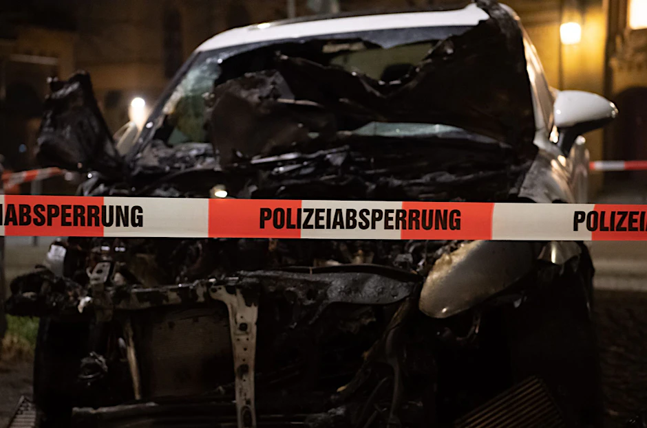 ARCHIV - Ein ausgebranntes Auto in Berlin.  Archivbild