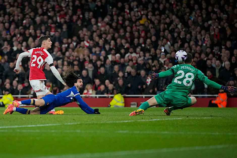 Arsenals Kai Havertz (l) traf beim deutlichen Sieg gegen Chelsea doppelt.  