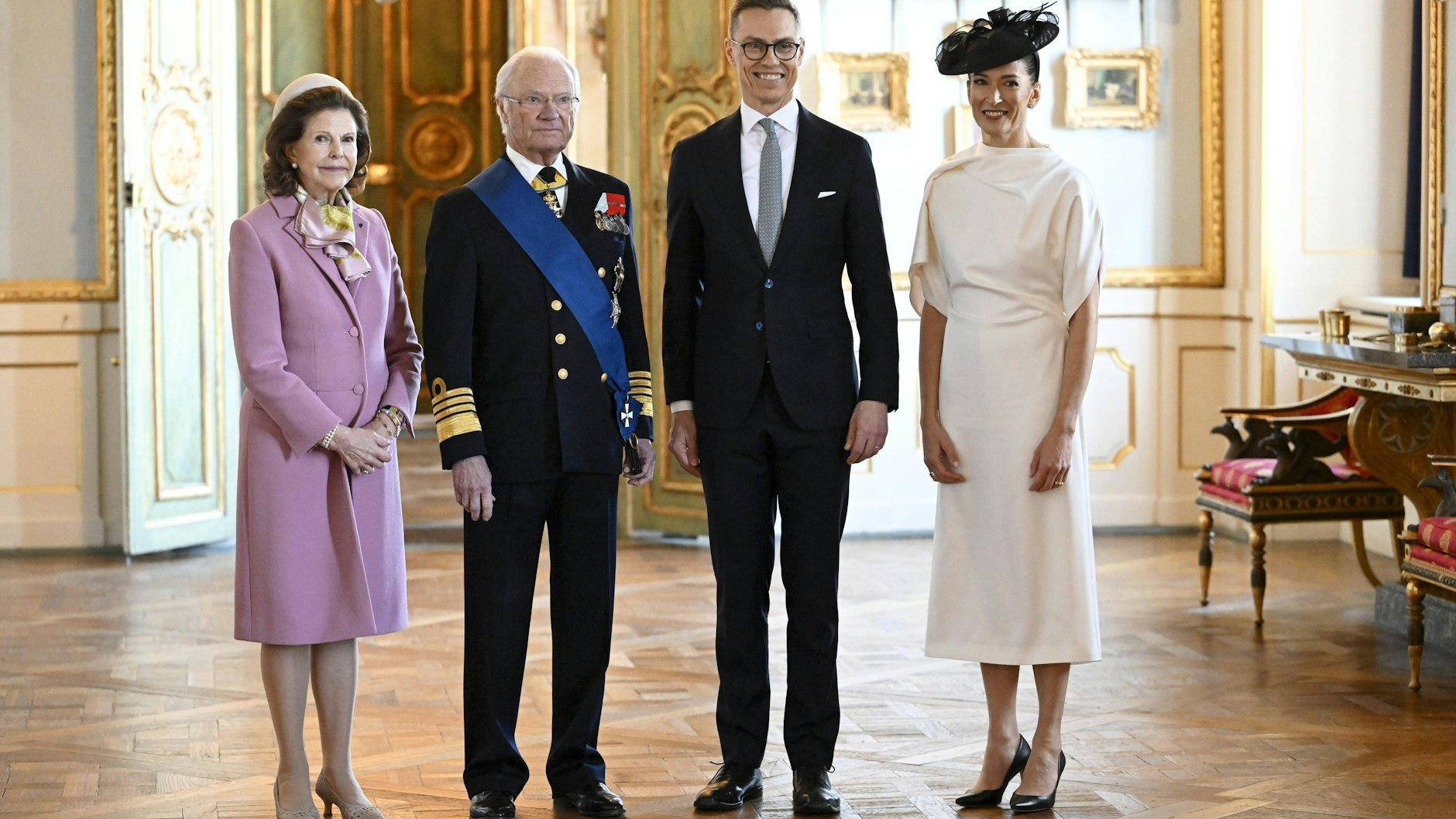 Königin Silvia von Schweden und König Carl Gustaf von Schweden mit dem finnischen Präsidenten Alexander Stubb und dessen Ehefrau Suzanne (v.l.)