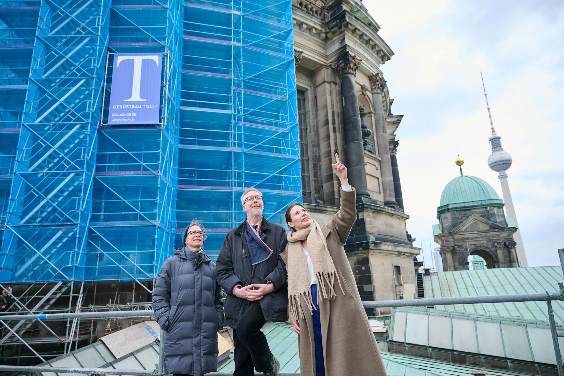 Dombaumeisterin Sonja Tubbesing (links), Referent der Deutschen Stiftung Denkmalschutz, Dr. Peter Schabe (Mitte), und Geschäftsführerin Mareike Windorf vor dem Tambour des Berliner Doms 