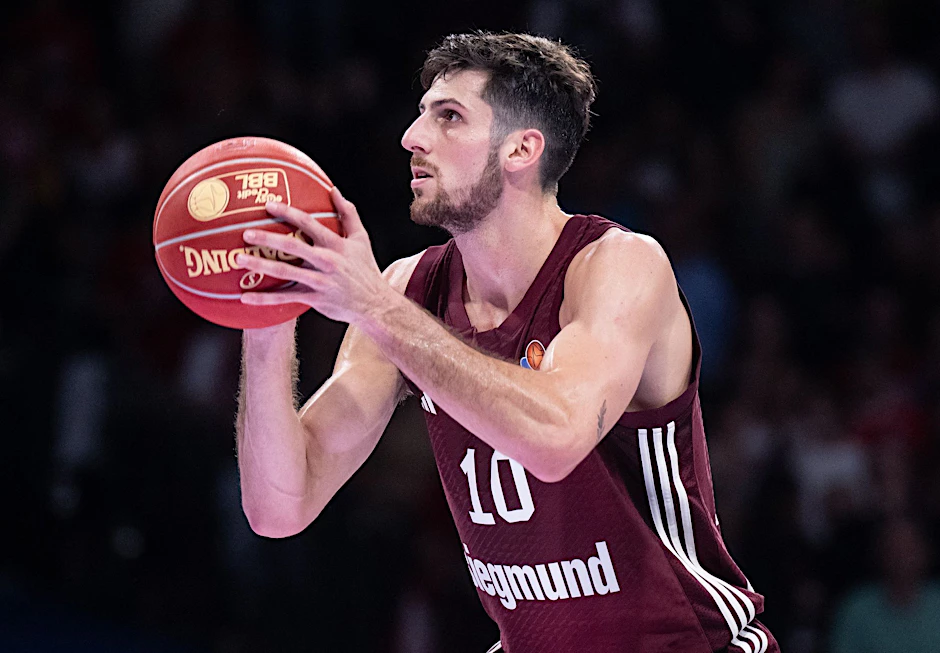 ARCHIV - Bayerns bester Werfer beim 90:82 in Würzburg: Leandro Bolmaro.  