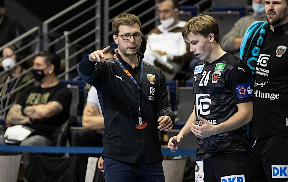 ARCHIV - Berlins Trainer Jaron Siewert (l) spricht sich mit seinem Spieler Valter Chrintz ab.  