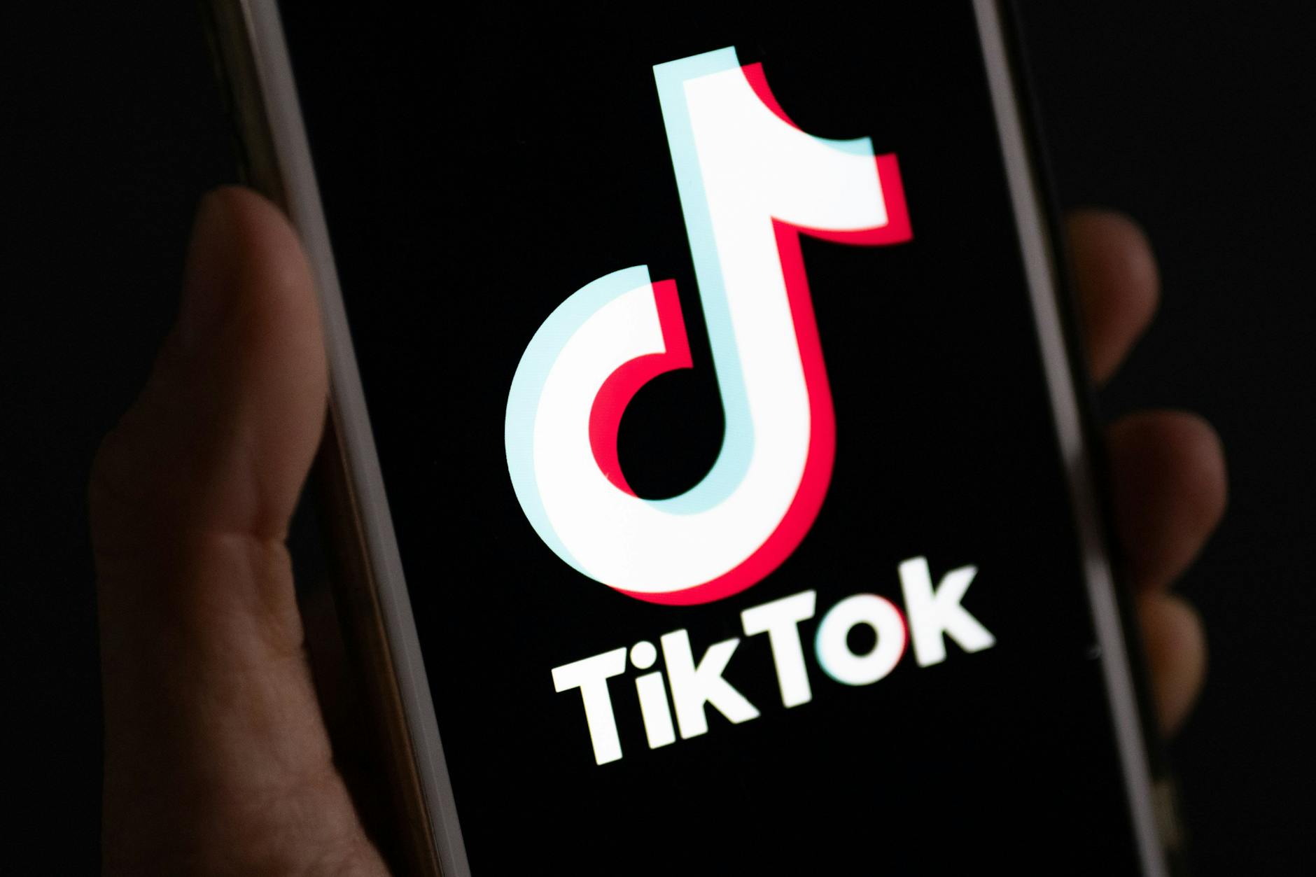 Auf einem Smartphone wird das Logo der Plattform TikTok angezeigt.