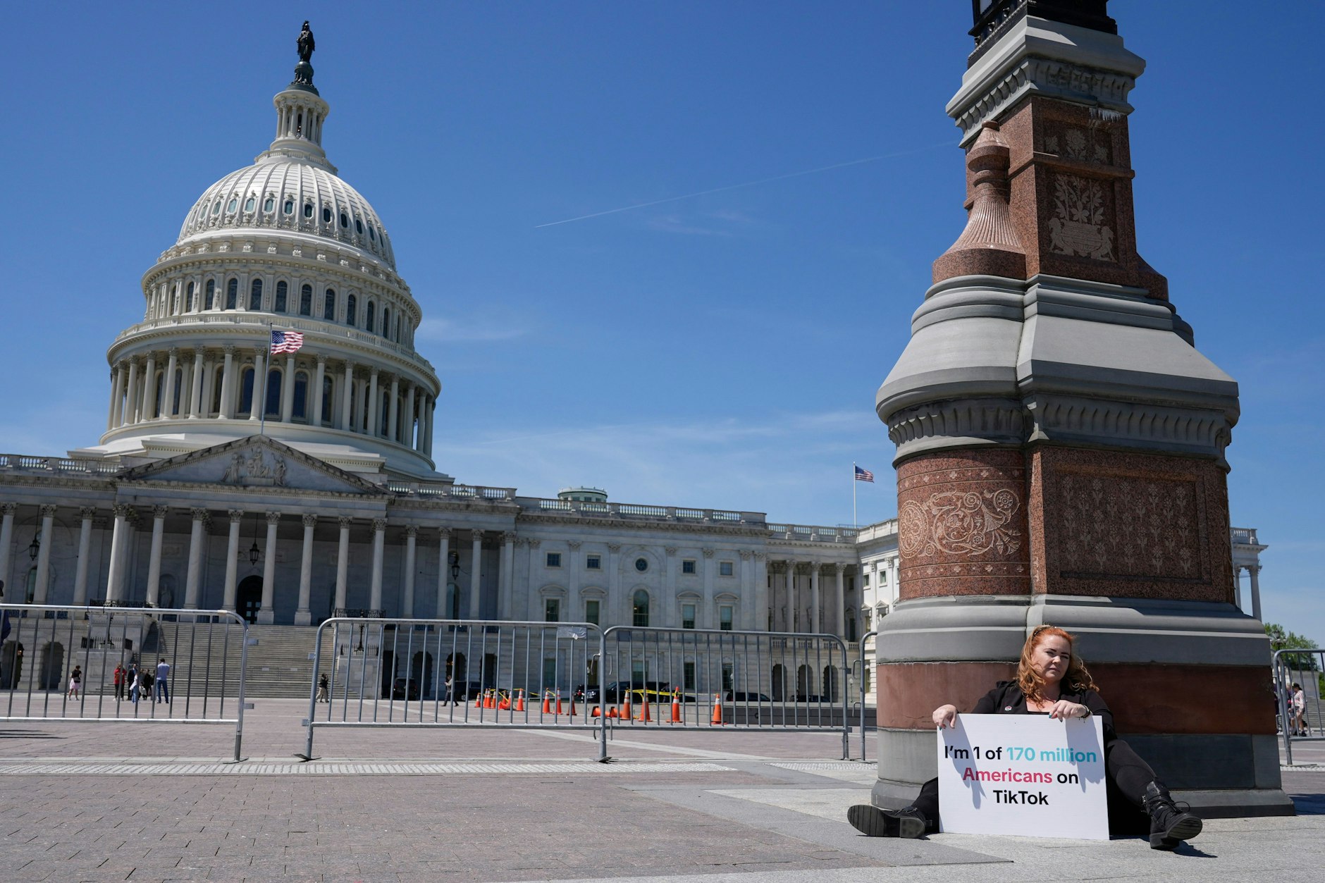 Einsamer Protest gegen das Anti-TikTok-Gesetz vor dem US-Kapitol in Washington.