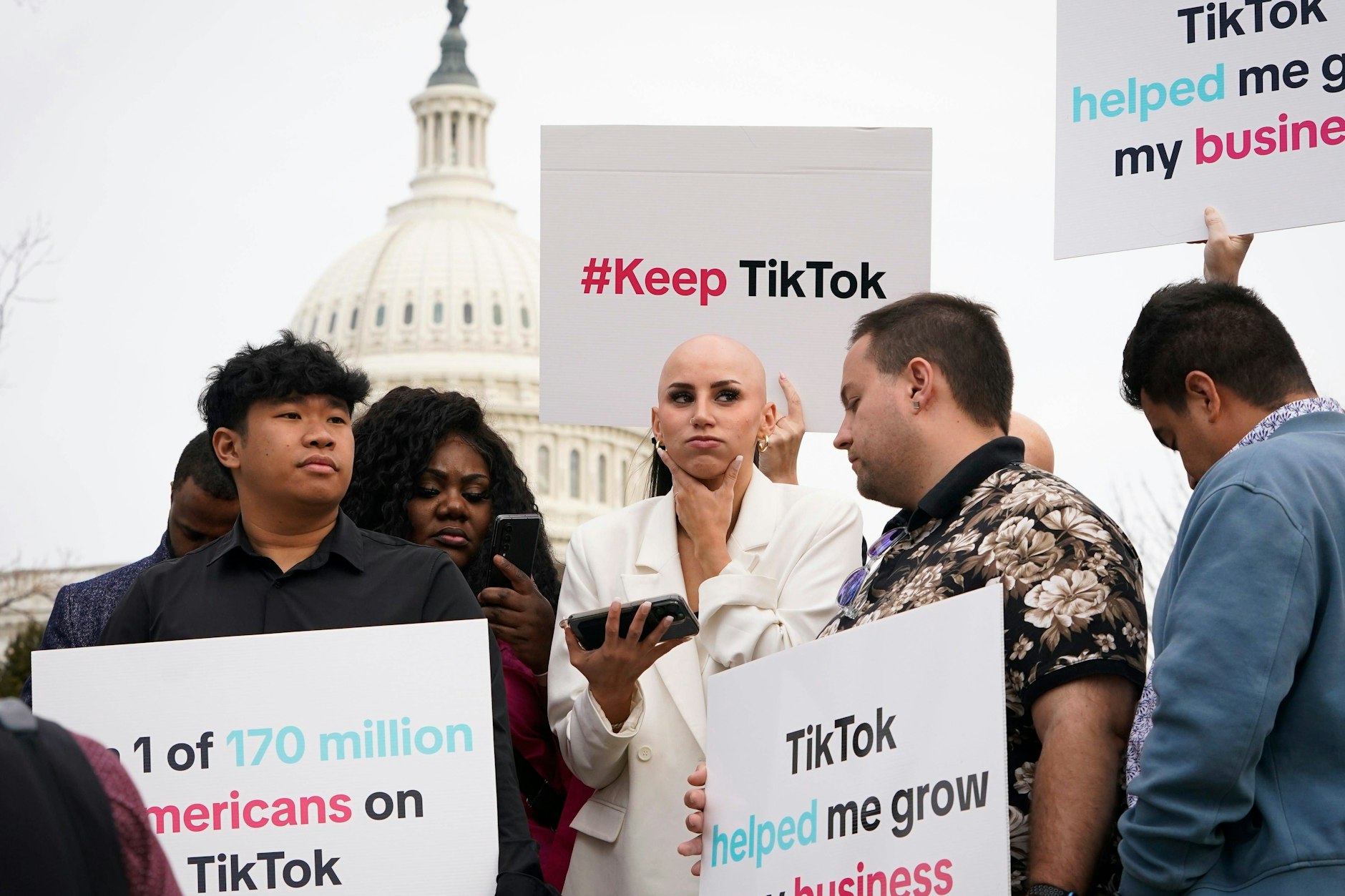 Protestteilnehmer sammeln sich vor dem Weißen Haus, während Politiker über das TikTok-Gesetz abstimmen.