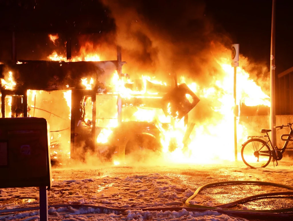 Feuer in BVG-Doppeldeckerbus: Jetzt gibt es Hinweise auf Brandstiftung
