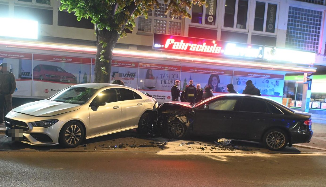 VIDEO: Unfallnacht in Berlin – drei Verletzte und jede Menge Schrott