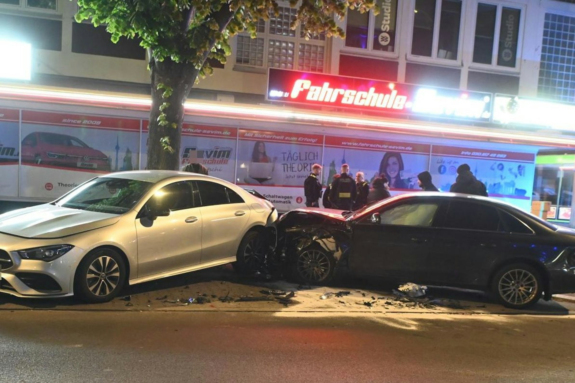 Direkt vor einer Fahrschule knallte es.