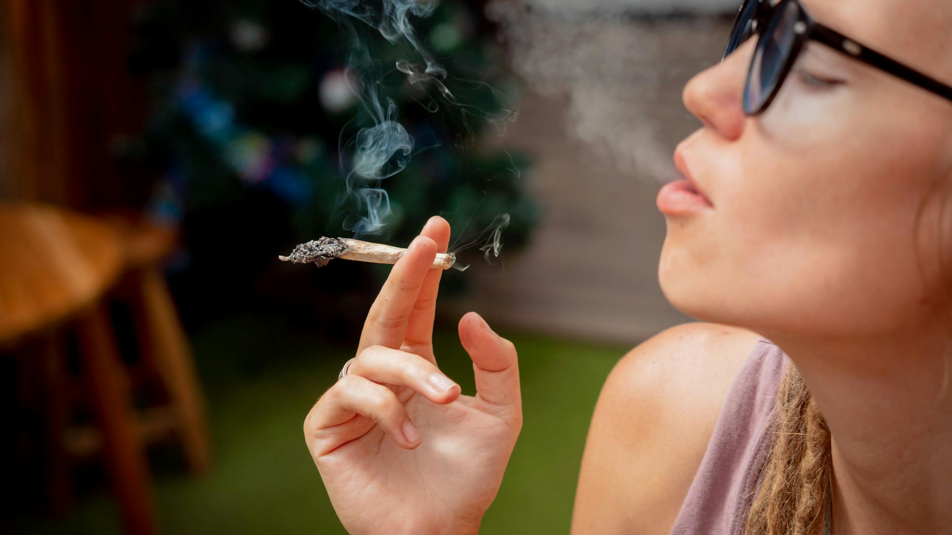 Wer mehrfach beim Versuch, den Cannabiskonsum einzustellen, scheitert, sollte sich Hilfe suchen. 