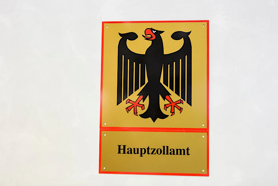 ARCHIV - Ein Schild des Hauptzollamts.  
