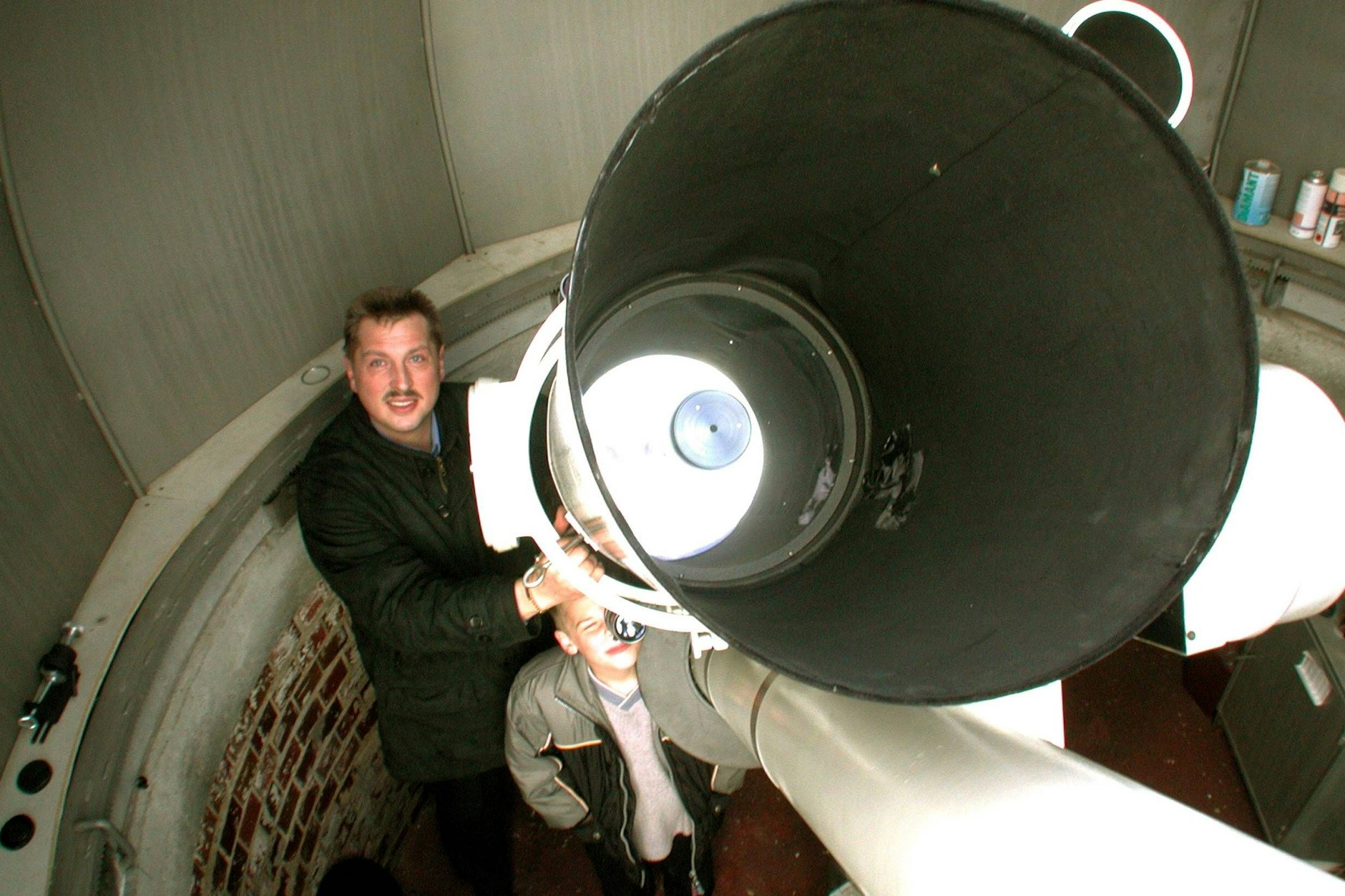 Günter Mekas, chairman of the observatory association, with his son at the telescope.