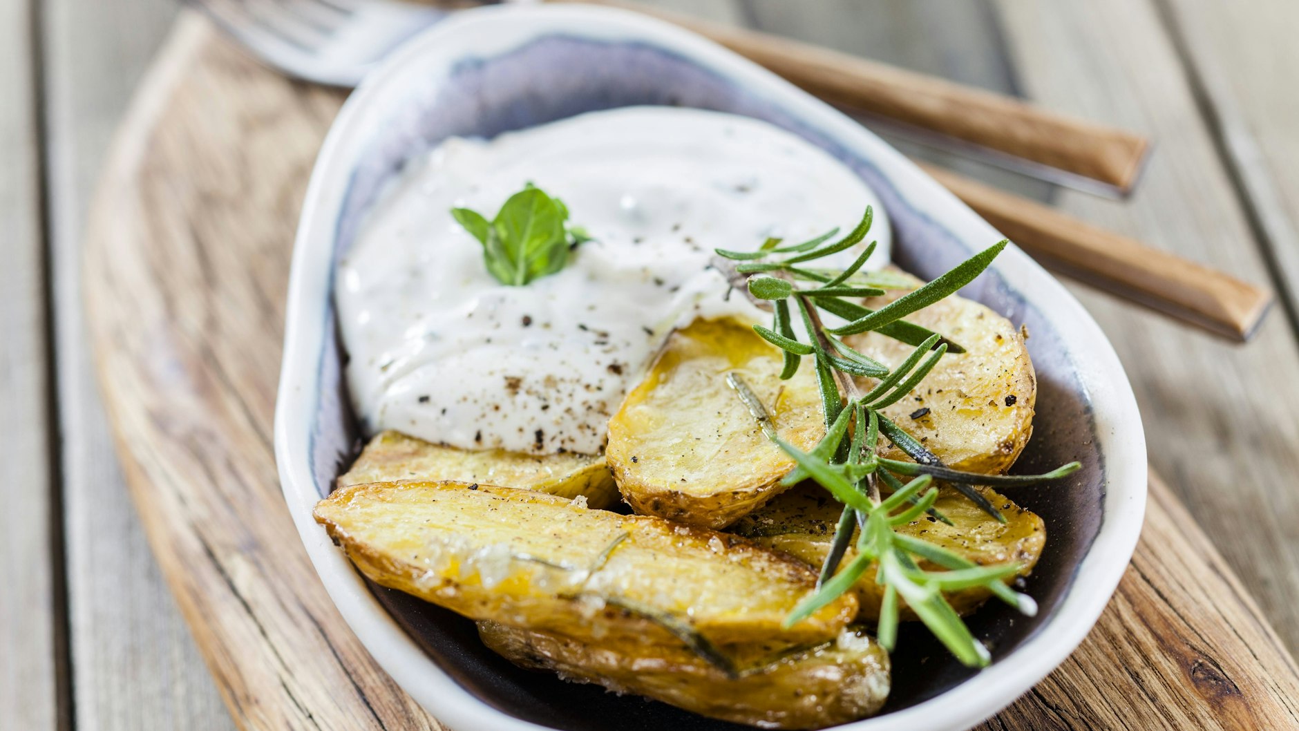 Ein perfektes Duo: Rosmarinkartoffeln mit Kräuterquark