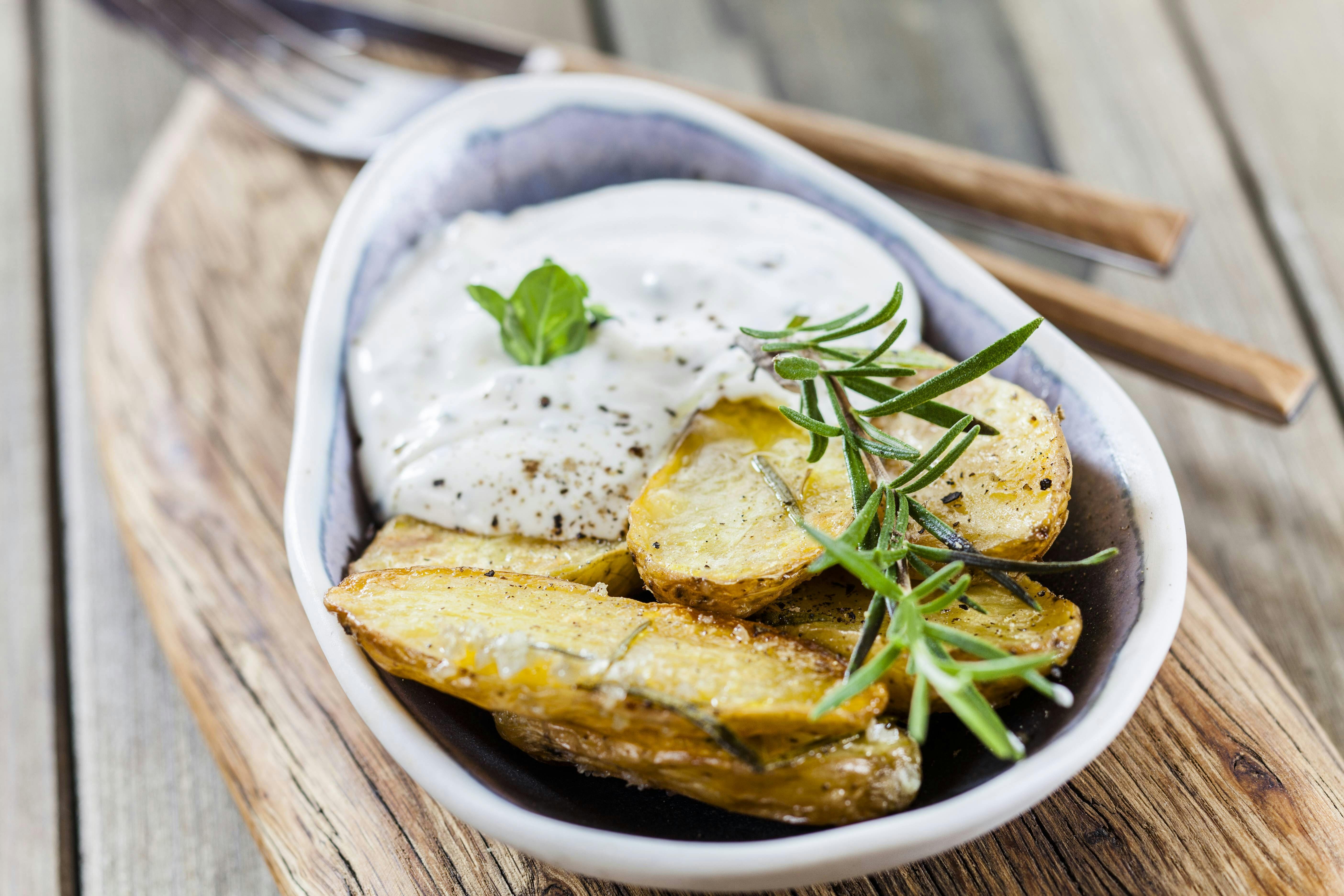 Rezept für knusprige Rosmarinkartoffeln aus dem Ofen oder der ...