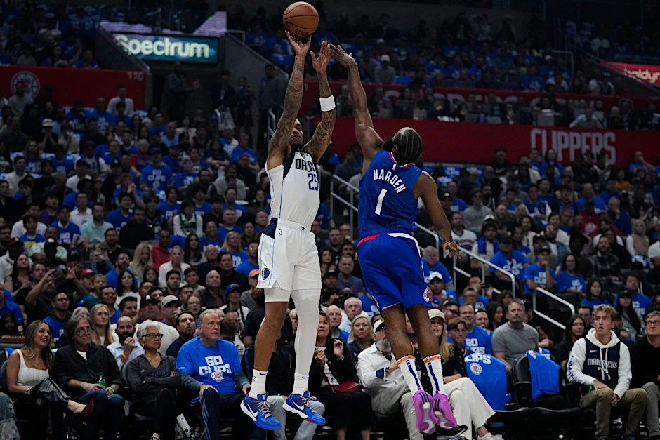 James Harden (r) von den Los Angeles Clippers versucht einen Wurf von P.J. Washington von den Dallas Mavericks zu blocken.  
