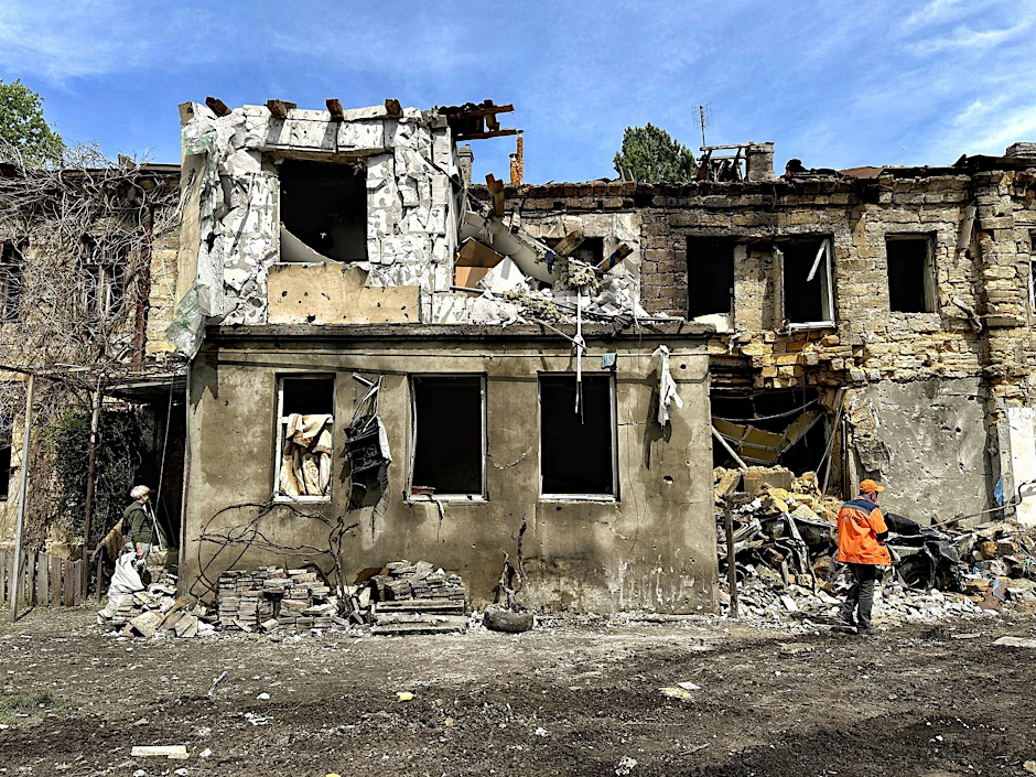 Ein Wohnhaus wurde bei einem nächtlichen russischen Drohnenangriff beschädigt. Die USA haben Hilfen für die von Russland angegriffene Ukraine gebilligt.&nbsp;