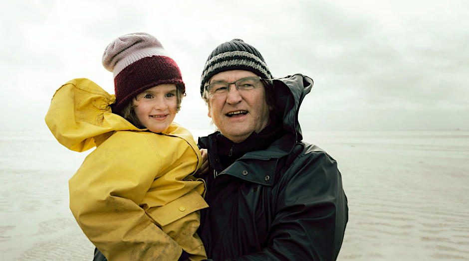 Der Deichgraf Hauke Haien (Detlev Buck) mit seiner Tochter Wienke (Hanna Frieda Weiss), die in der neuen Version gerettet wird und 17 Jahre später zurückkehrt.