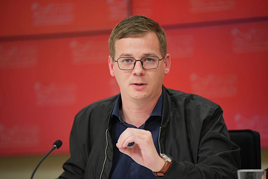 ARCHIV - Linken-Fraktionschef Sebastian Walter bei einer Pressekonferenz im Brandenburger Landtag.  