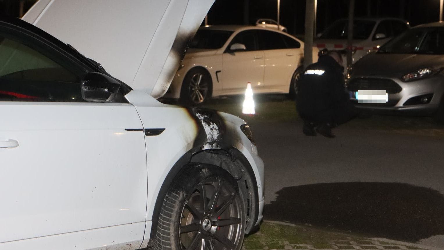Mehrere Fahrzeuge auf dem Parkplatz der JVA Heidering wurden beschädigt.