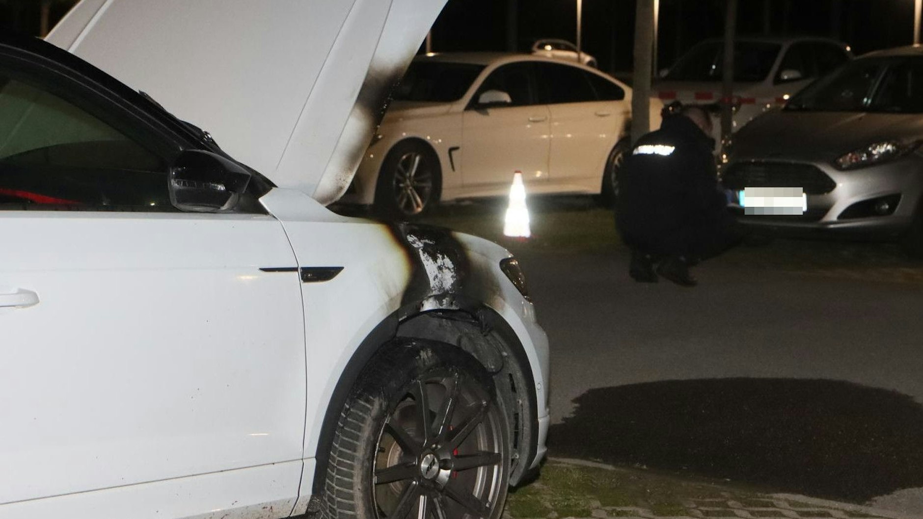Mehrere Fahrzeuge auf dem Parkplatz der JVA Heidering wurden beschädigt.