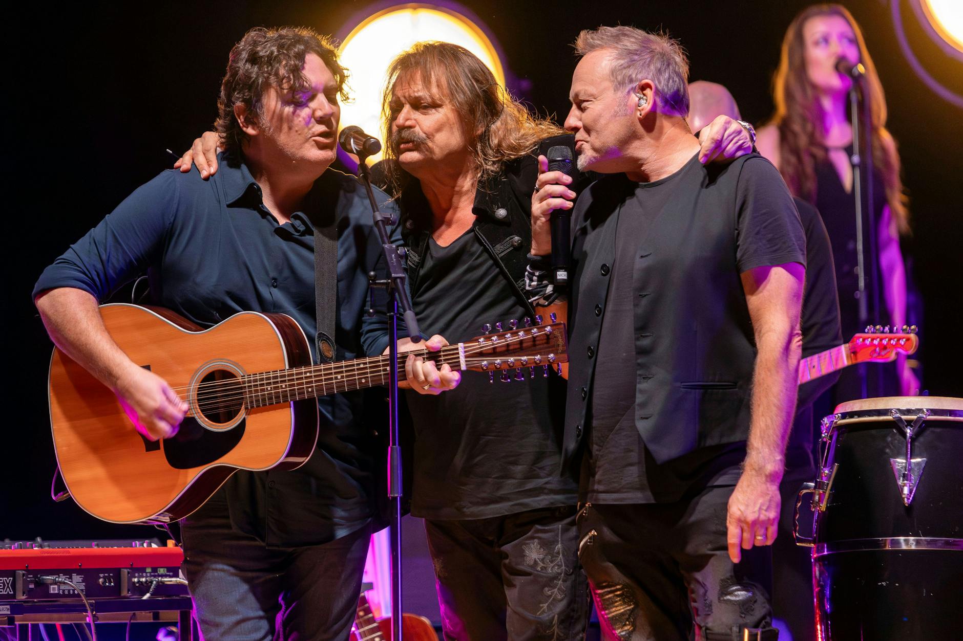 Jesse Siebenberg, Leslie Mandoki und Nick van Eede von den ManDoki Soulmates bei einem Konzert 2023.