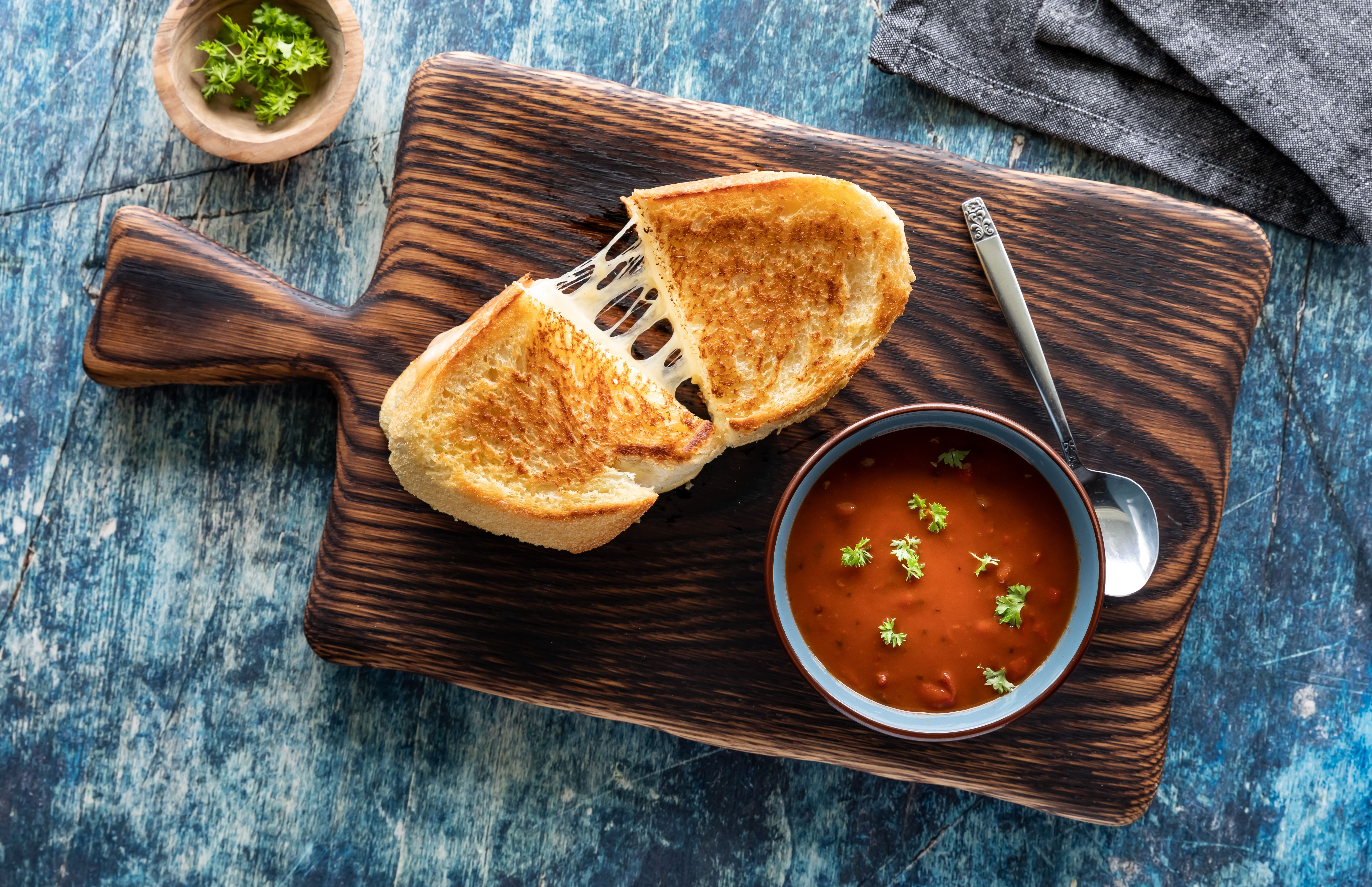 Käsebrot Deluxe: Schnelles Rezept für Grilled Cheese Sandwich mit Tomatensuppe