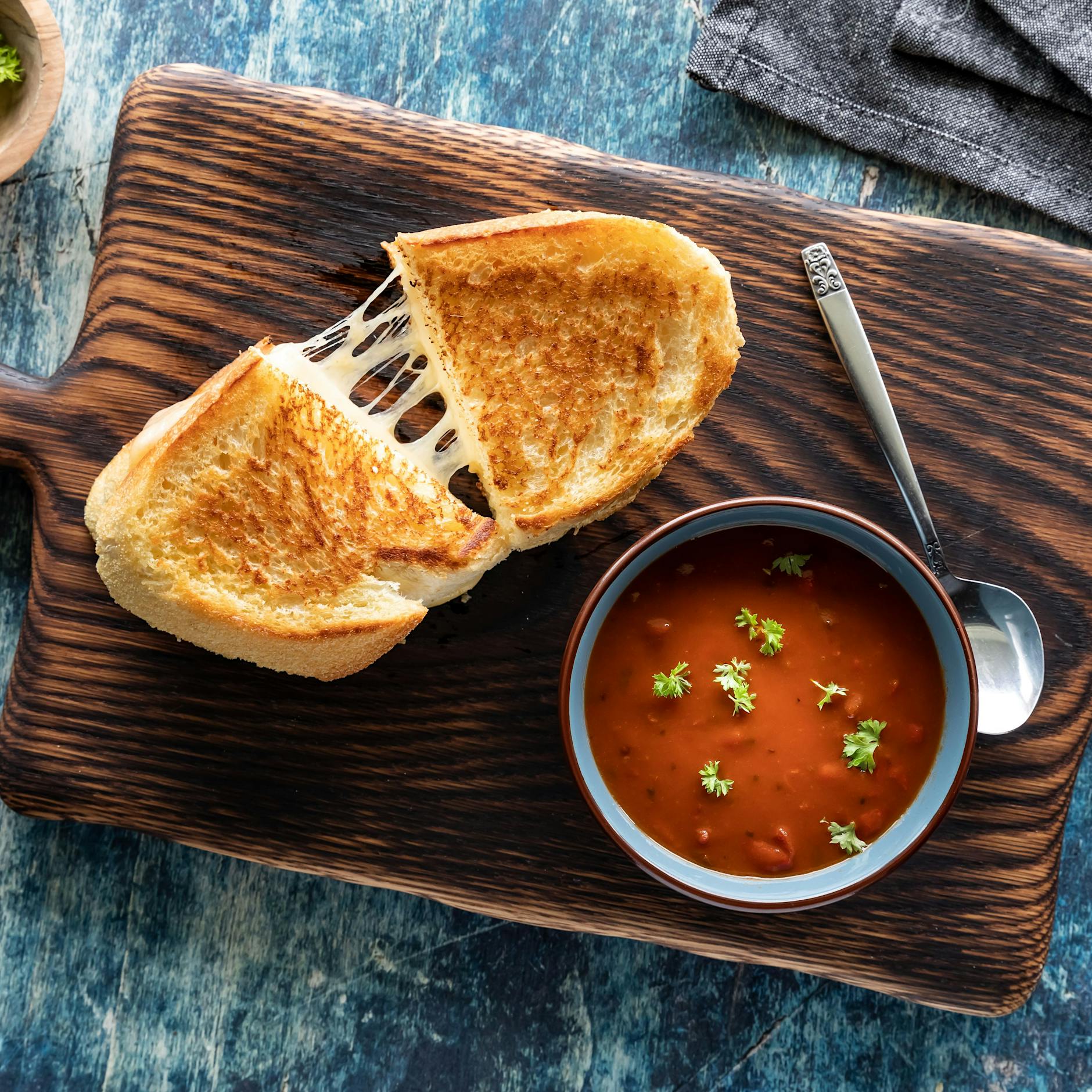Käsebrot Deluxe: Schnelles Rezept für Grilled Cheese Sandwich mit Tomatensuppe